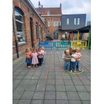 Zzzzzoem, zoem, zoem, een bijtje zoekt een bloem!